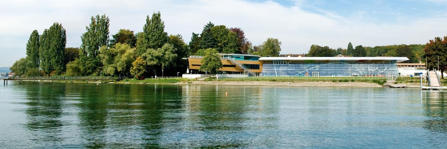 Bodensee-Therme Konstanz vom Bodensee aus.
